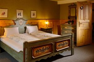 维尔德斯韦尔巴伊兰贝尔酒店的一间卧室配有一张大床、梳妆台和镜子