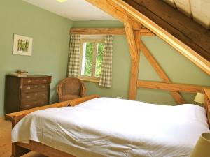 Milířerenovated house with stunning of Bohemian Forest的卧室配有白色的床和窗户。