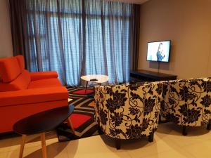 巴利托Zimbali Suites 106的客厅配有沙发和椅子