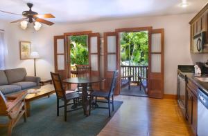 基韦斯特岛城酒店的厨房以及带桌椅的起居室。
