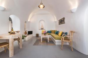 皮尔戈斯Calliope's Villa with jacuzzi的客厅配有沙发和桌子