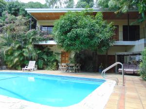马那瓜Managua Hills的房屋前的游泳池