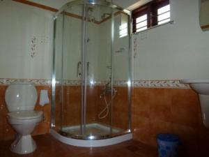 瓦尔卡拉拉加哈尼第五季酒店的带淋浴和卫生间的浴室