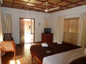 瓦尔卡拉拉加哈尼第五季酒店的一间卧室配有一张床和一台电视