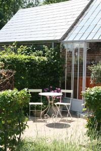 Aische-en-Refail拉查布雷达科特住宿加早餐旅馆的花园内带桌椅的庭院