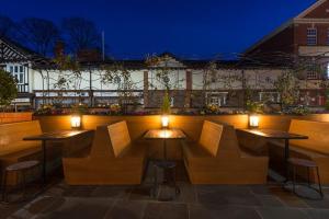 切斯特布尔&斯特拉普-维泽斯布恩酒店的庭院配有2张桌子和椅子以及灯