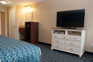 特拉弗斯城海滩度假大酒店的配有一张床和一台平面电视的酒店客房