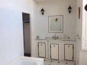 莫尔塔涅欧佩什Hotel des Tailles的白色的浴室设有水槽和镜子