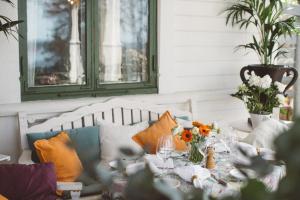 卢恩斯基尔斯奥特奥普别墅酒店的一张配有橙色和蓝色枕头的餐桌