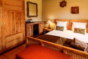 圣约翰港N'taba River Lodge & Spa的一间卧室配有两张床和镜子