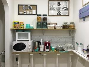 雷焦卡拉布里亚RighePois的厨房配有台面上的微波炉