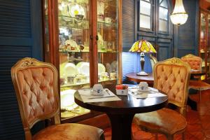 格拉玛多格拉玛多宫殿酒店的一间带桌子和两把椅子的用餐室