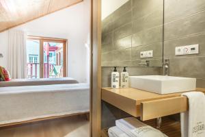诺瓦海岸Cestaria Costa Nova的一间带水槽和床的浴室