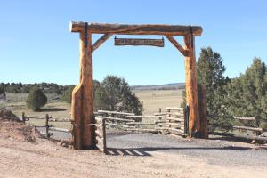 哈奇塞维尔河牧场与牛假日公园的栅栏旁土路上的木门