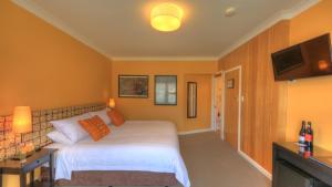 Dover多佛阿适顿住宿加早餐旅馆的卧室配有白色的床和平面电视。