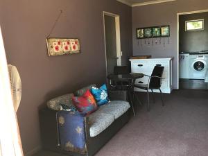 米兰达Miranda Sea View Apartment的带沙发和桌子的客厅以及厨房。