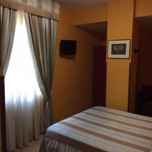 马诺卡尔扎蒂克里斯特尔酒店的一间卧室设有一张床和一个窗口