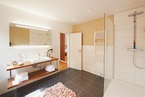 朗格奥诺德风酒店的一间带水槽和淋浴的浴室
