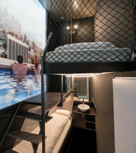 哥廷根哥廷根博克斯酒店（应用程序酒店）的两个男人在游泳池里,在酒店的卫生间