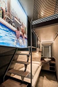 哥廷根哥廷根博克斯酒店（应用程序酒店）的双层床间配有电视和水槽