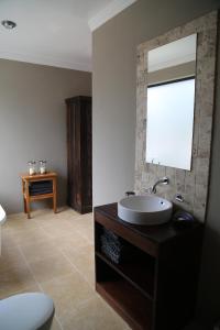 鲁德普特Natures Haven的一间带水槽和镜子的浴室