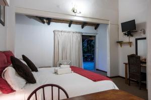 希伯丁卡亚曼兹旅馆的卧室设有一张白色大床和一扇窗户。