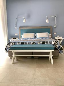 索伦托Al Parco Primavera B&B的一间卧室配有一张蓝色墙壁的床