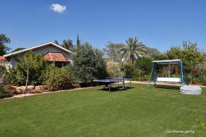 Kahal阿迪林山林小屋的一个带乒乓球桌和秋千的院子
