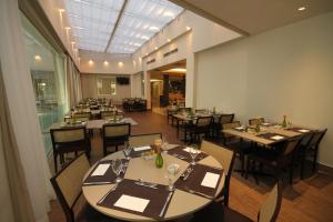 里约热内卢Link Stay Flats的一间带桌椅和天花板的用餐室
