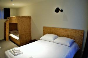阿姆斯特丹嗨耶130酒店 的一间卧室配有一张床和一张带梯子的双层床