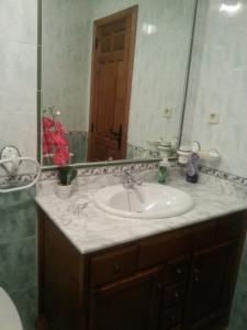 艾利翁Casa Luna Lunera的一间带水槽和镜子的浴室
