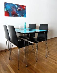 内斯考塔杜尔马鞋农家乐的一张餐桌,配有四把椅子和一幅画