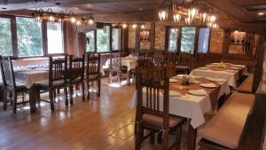 潘尼希特Hunting Residence Lodge的一间在房间内配有桌椅的餐厅