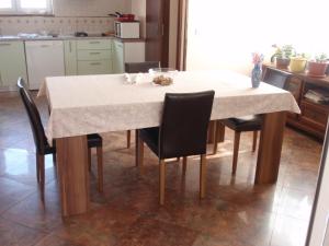 扎达尔Apartment Vera的厨房桌椅和白色桌布