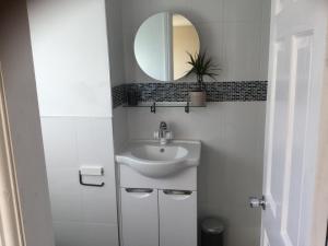 伯明翰Modern Chic Loft Apartment的白色的浴室设有水槽和镜子