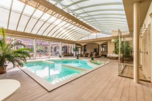 小克勒什Vinum Hotel的一个带玻璃天花板的室内游泳池