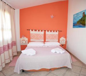 阿尔巴塔克斯Casa Vacanza Porto Frailis già Porto Frailis B&B的一间卧室配有带毛巾的床