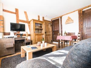 希伯维列Gîtes Strengbach的客厅配有沙发和桌子
