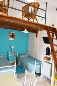 阿尔巴塔克斯Casa Vacanza Porto Frailis già Porto Frailis B&B的带两张双层床和楼梯的客房