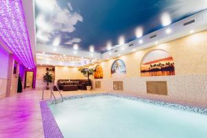 特维尔Golden Plaza Hotel的大型游泳池位于酒店客房内,