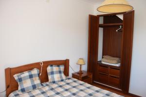 圣马蒂纽·杜·波特Alojamentos dos Mangues的一间卧室配有一张带镜子和灯的床
