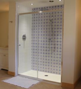 罗斯伯里Cragend Grange的玻璃淋浴间,拥有蓝色和白色的瓷砖墙