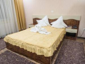 Mihail KogălniceanuHotel Emi的酒店客房的床铺上配有白色毛巾