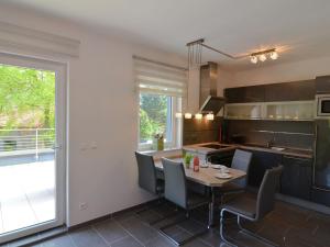 塔巴尔茨Modern apartment Thuringia的厨房以及带桌椅的用餐室。