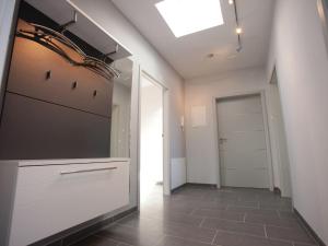 塔巴尔茨Modern apartment Thuringia的走廊上设有白色衣柜和门