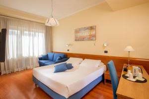 罗马贝斯特韦斯特格洛巴斯酒店的酒店客房带大床和蓝椅