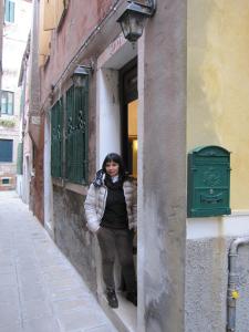 威尼斯Ca' Malatin的站在建筑物门口的女人