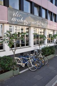 科隆沃阁门查旅馆的停在商店前的一群自行车