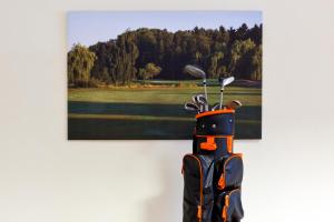 PrisdorfBett4-you Pinneberg - Prisdorf的挂在高尔夫球场旁墙上的画