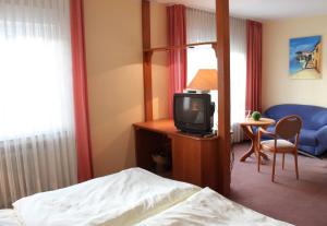 巴特布雷希格尼德瑞酒店的一间酒店客房,配有一张床和一台电视